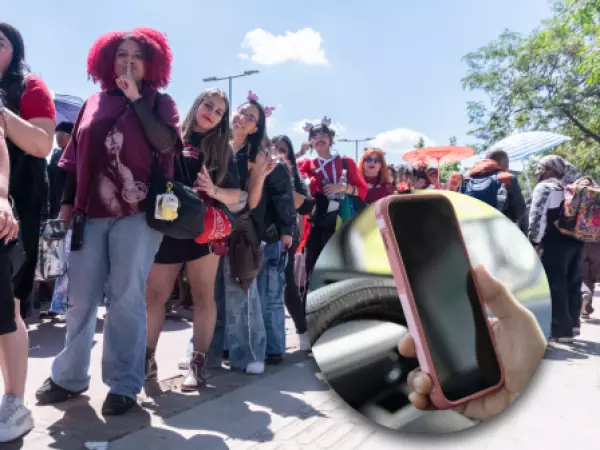 Fanáticas de BTS junto a un teléfono