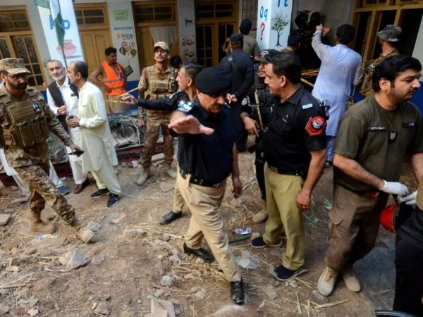 27 niños y una profesora mueren tras derrumbe de escuela en Pakistán
