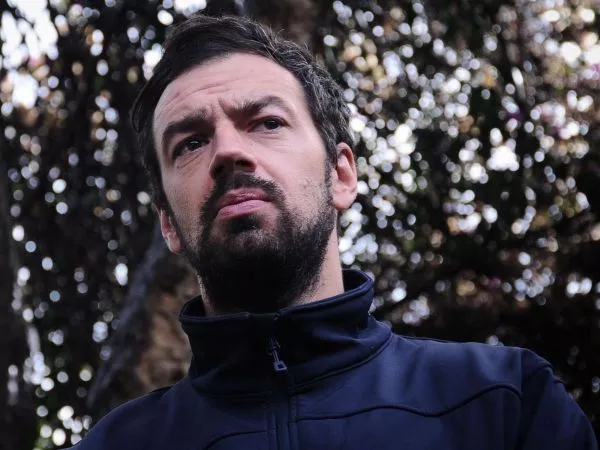 Vodanovic condena balaceras y fuegos artificiales lanzados por barristas