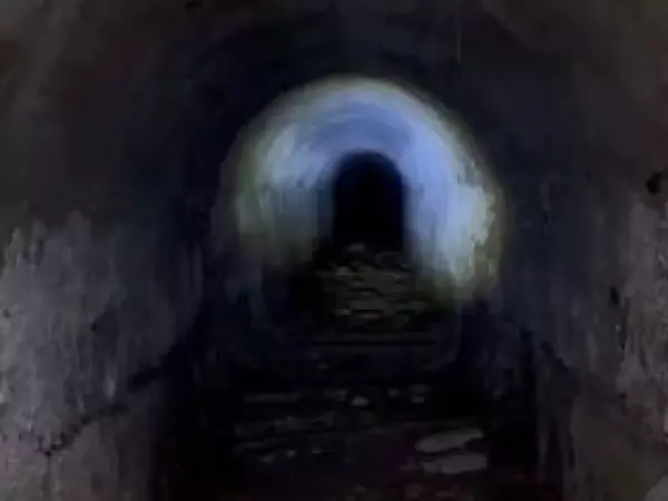 Socavón por lluvias deja al descubierto túnel oculto en San Felipe