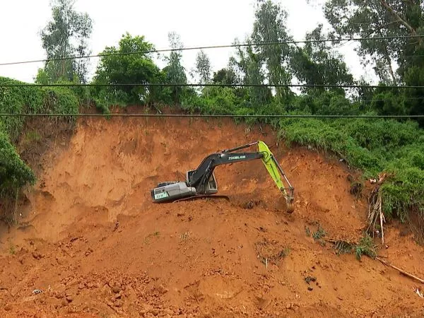 Lota: despejan carretera obstaculizada por derrumbe