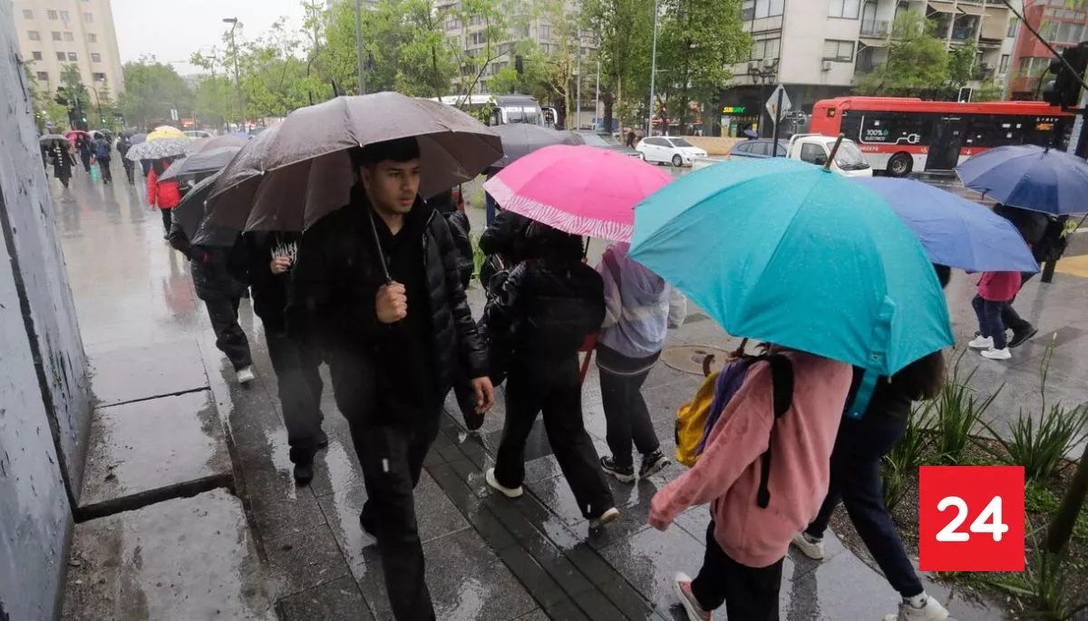 "Prepárense, viene harta agua": Santiago espera al menos tres días de lluvia y tormenta eléctrica