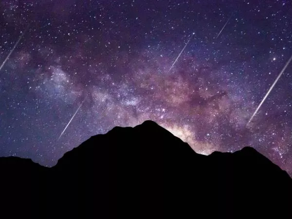 Cielo con estrellas fugaces