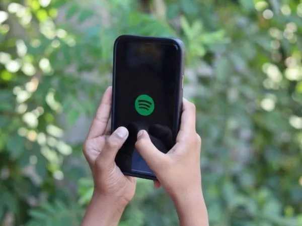 Miembros de plan familiar de Spotify quedarán vetados por 12 meses si no verifican su domicilio