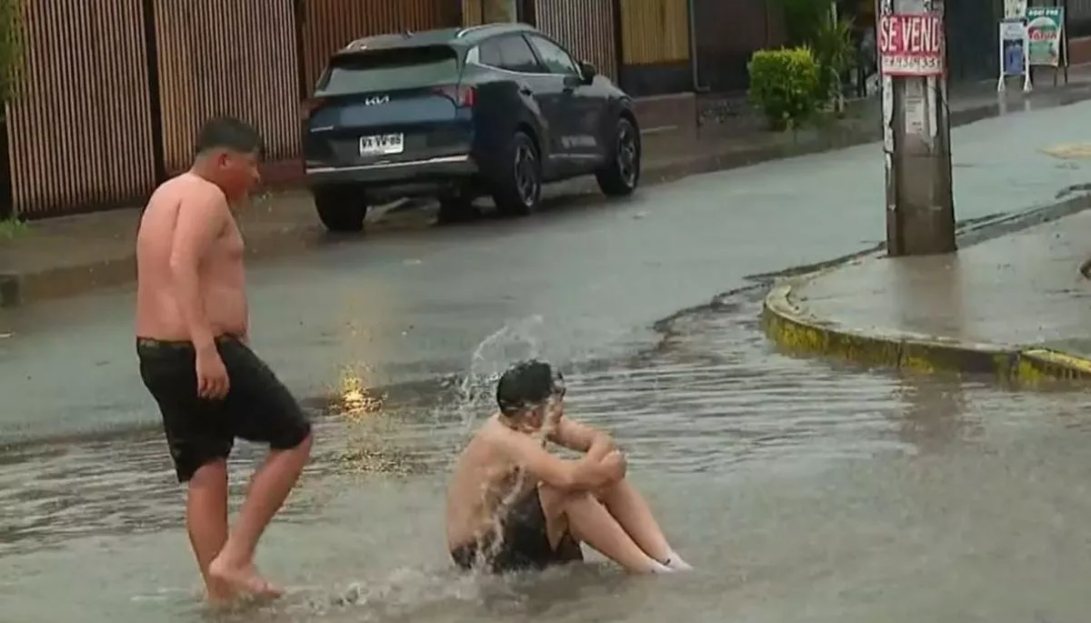 ¡Ni el frío los detiene! Niños convierten las pozas de Maipú en piscinas en medio de la lluvia