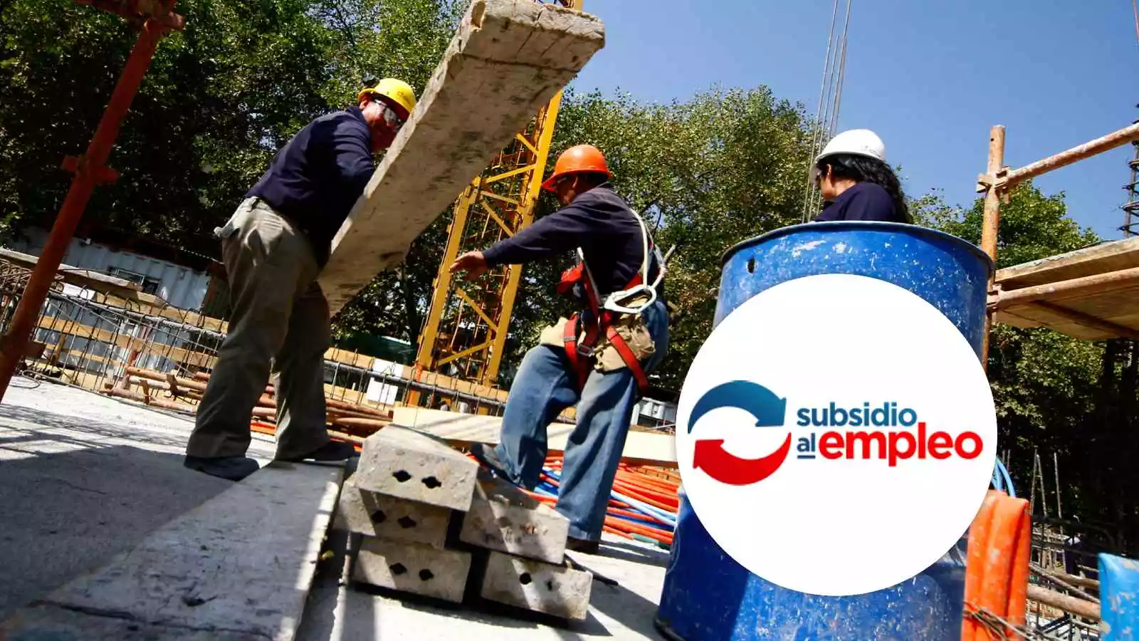 Trabajadores de la construcción y logo del subsidio al empleo