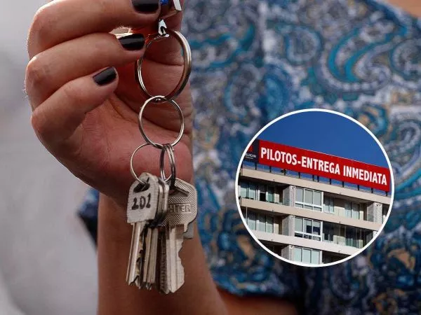 Llaves de una vivienda y publicidad de la entrega inmediata de departamentos