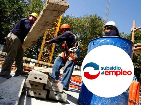Trabajadores de la construcción y logo del subsidio al empleo