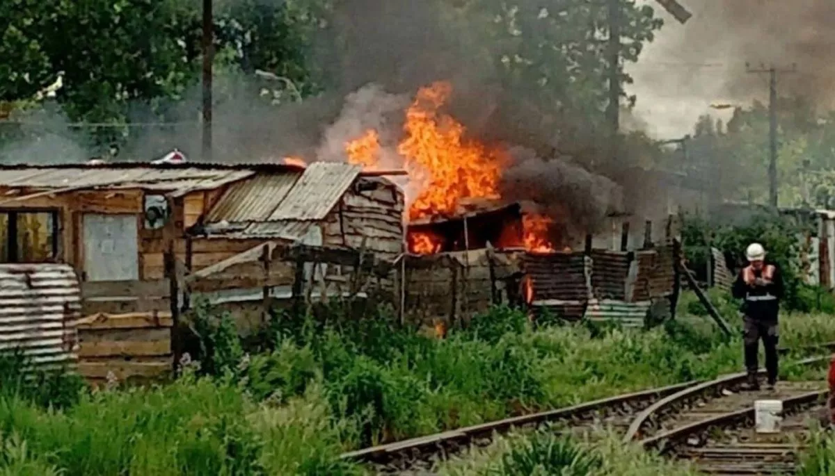 Incendio destruye dos viviendas en campamento de Osorno y moviliza a tres compañías de Bomberos