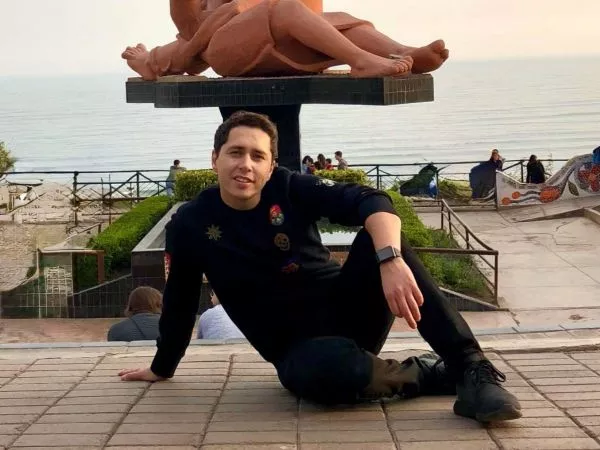 Karol Lucero posando en Miraflores, Perú
