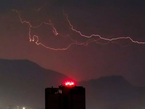 Senapred declara Alerta Temprana Preventiva en la RM por tormentas eléctricas y probables granizos