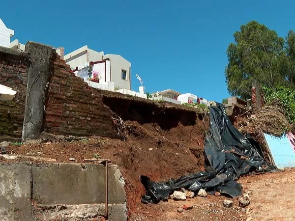 Derrumbe dejó expuestos 7 ataúdes en cementerio de Lota: familiares esperan hace más de 20 días una solución