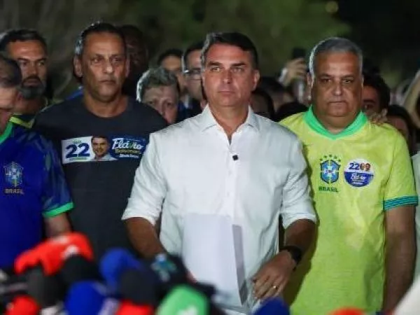Flávio Bolsonaro escapa a Estados Unidos tras derrota electoral
