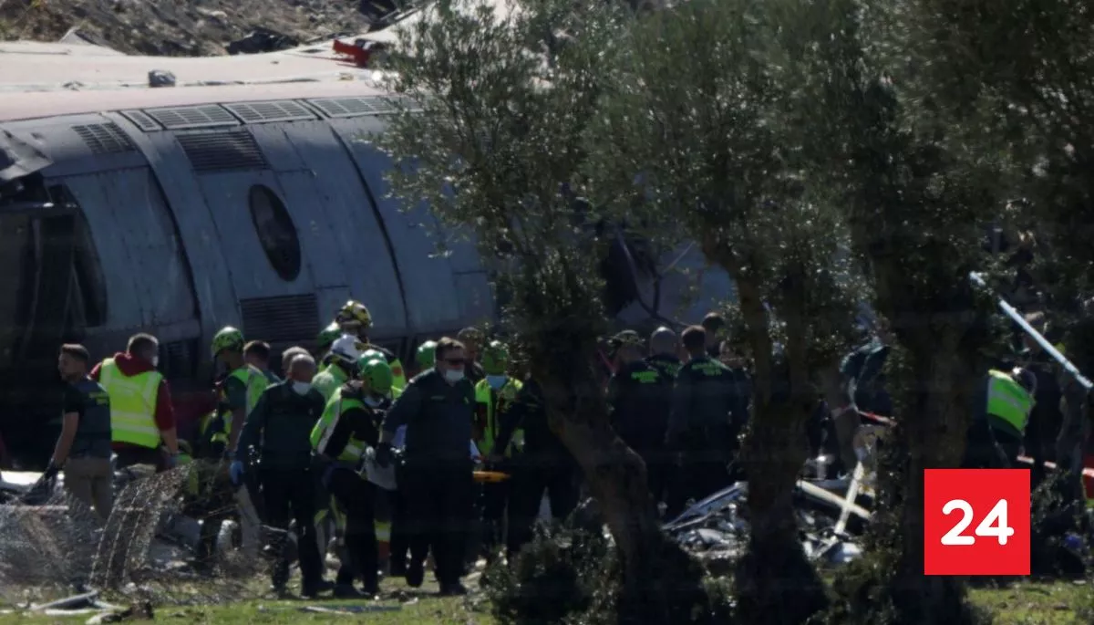 Posible "error humano": qué se sabe del choque de trenes con decenas de muertos en España