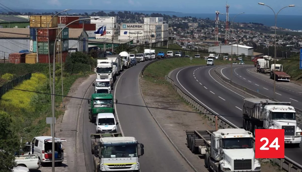 Paro de camioneros se mantiene de forma indefinida en San Antonio por alza de costos y tarifas de fletes