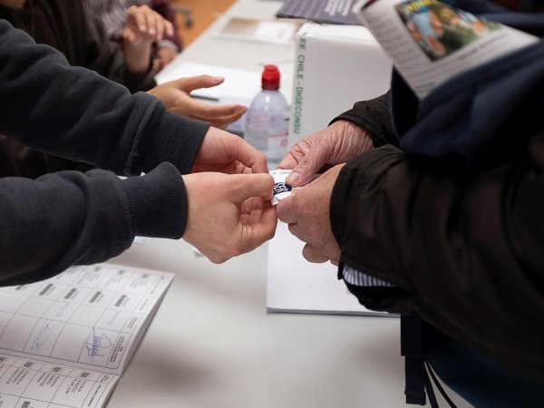 Con más de 60%: Boric se impone por amplio margen en España