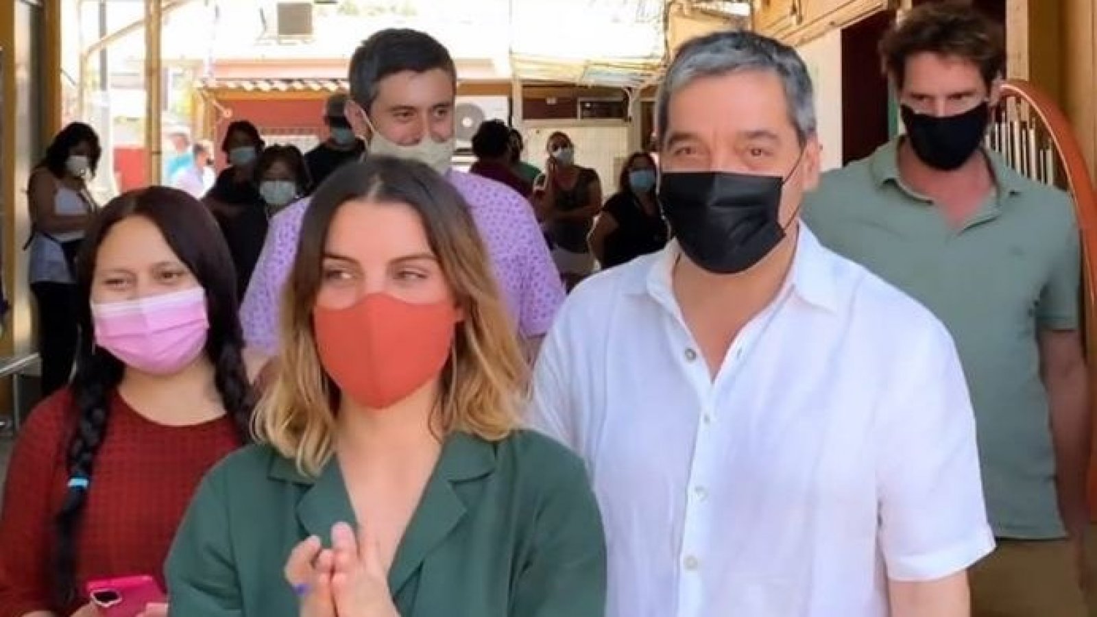 Maite Orsini llegó a votar con Gonzalo Valenzuela y dispara los rumores de romance
