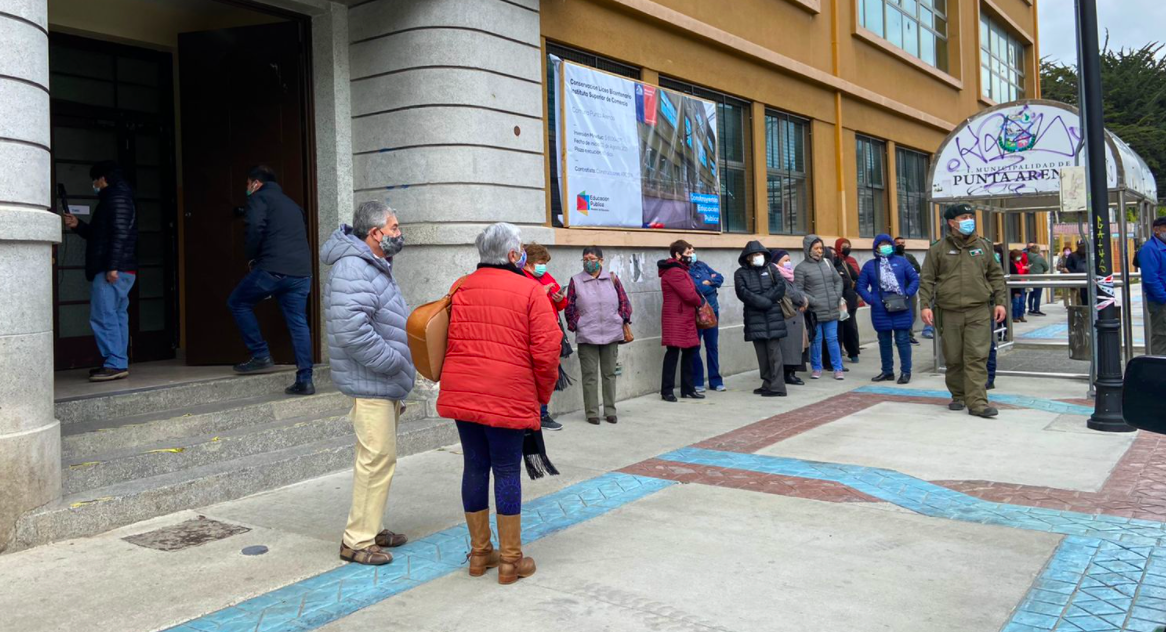 Hombre muere mientras votaba en colegio de Punta Arenas