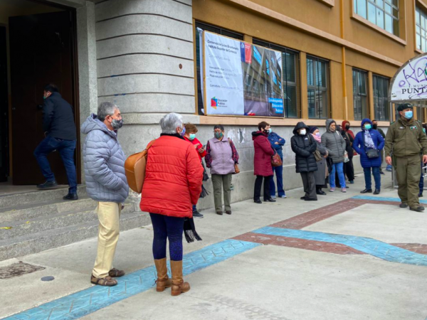Hombre muere mientras votaba en colegio de Punta Arenas