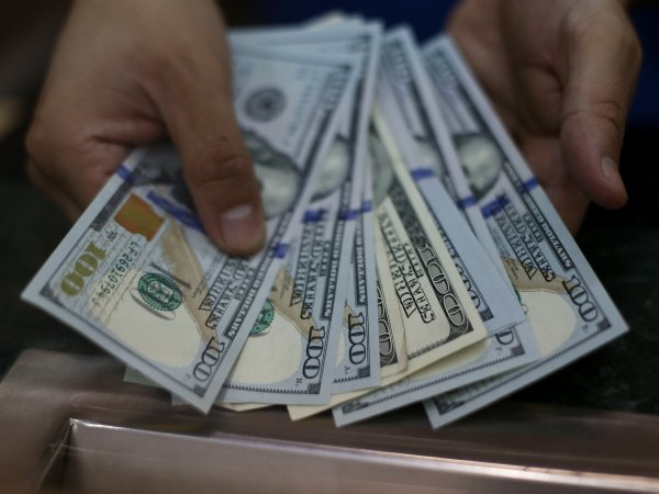 Efecto elecciones: dólar llegó a caer más de $32 en primeras operaciones de este lunes