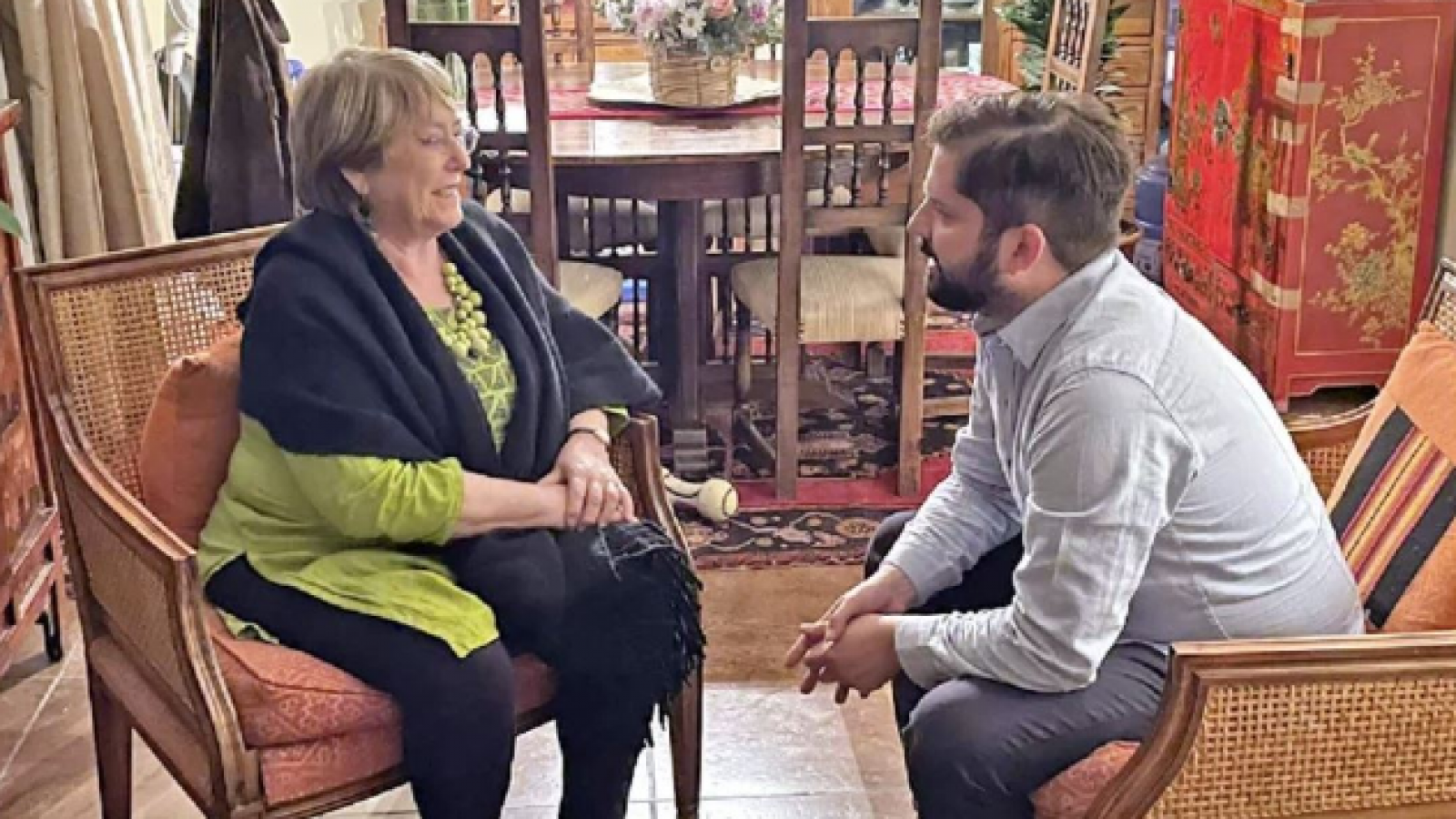 Revelan fotografía y el detalle de la reunión privada entre Michelle Bachelet y Gabriel Boric