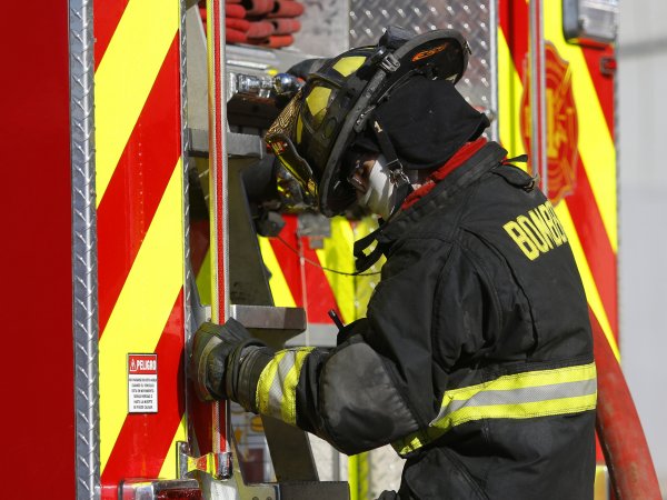 Incendio consume al menos tres viviendas en Reñaca Alto