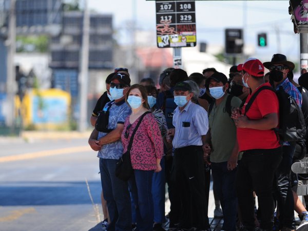 Aglomeraciones y largas esperan en varios puntos por falta de buses