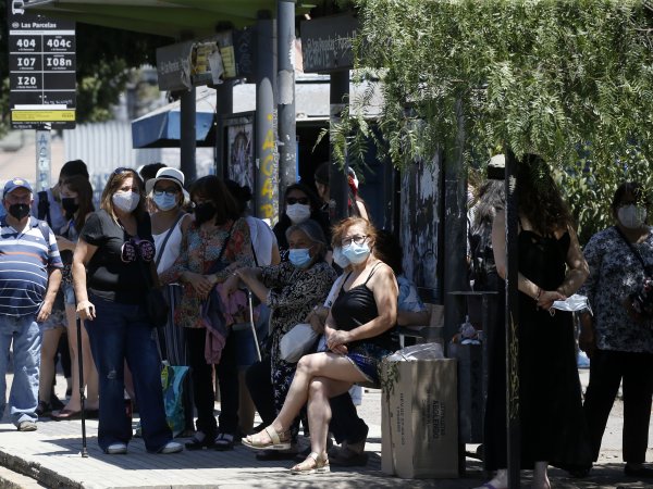 Aglomeraciones en paraderos y calles ante falta de buses en Santiago