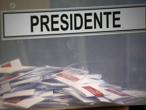 Chilenas y chilenos votan pese a intenso calor