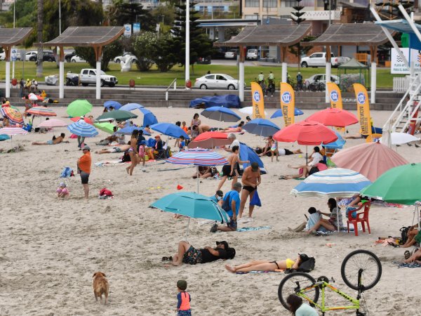 Familias disfrutan de las playas del país en calurosa jornada