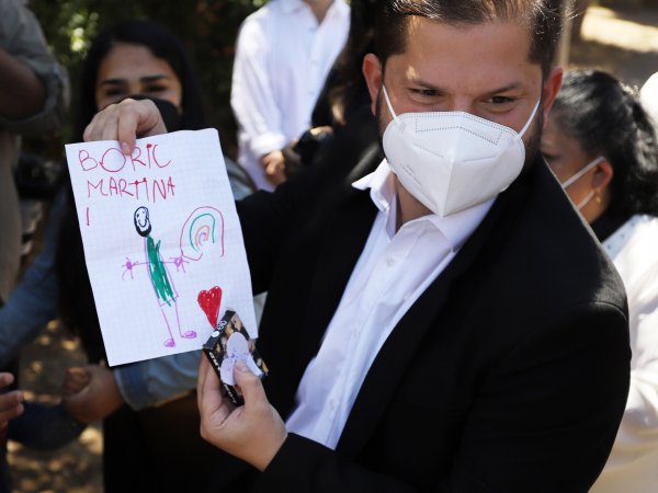 ¿Por qué Boric agradeció a los niños en su discurso? Los mensajes y regalos que le entregaron en su campaña