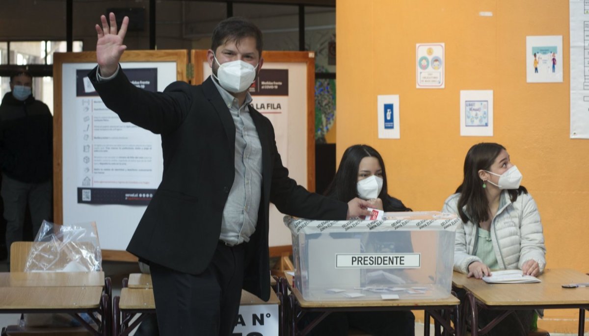 Boric llegó a votar a la Escuela Patagonia de Punta Arenas | 24 horas