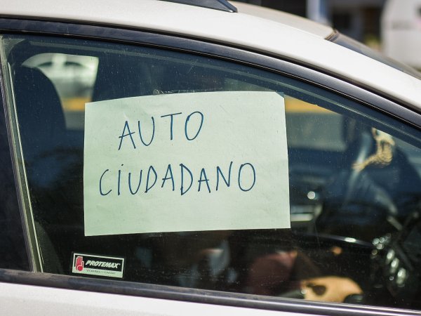 Conductores solidarios acercan personas a locales de votación