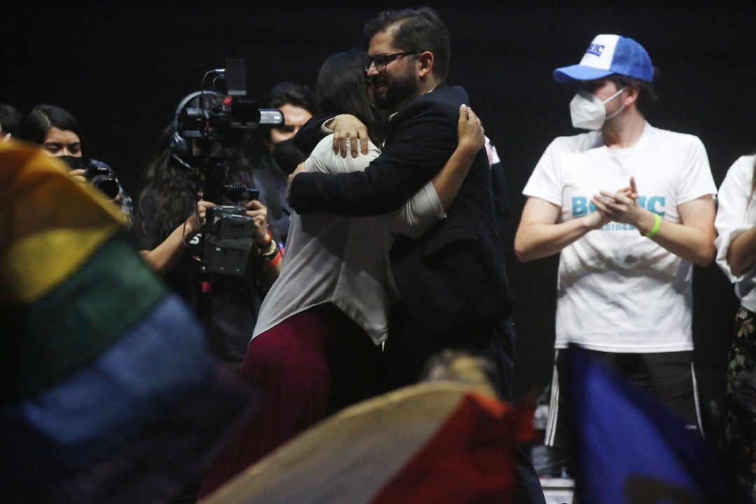 Izkia Siches abraza a Gabriel Boric en el escenario tras dar su primer discurso como presidente electo.