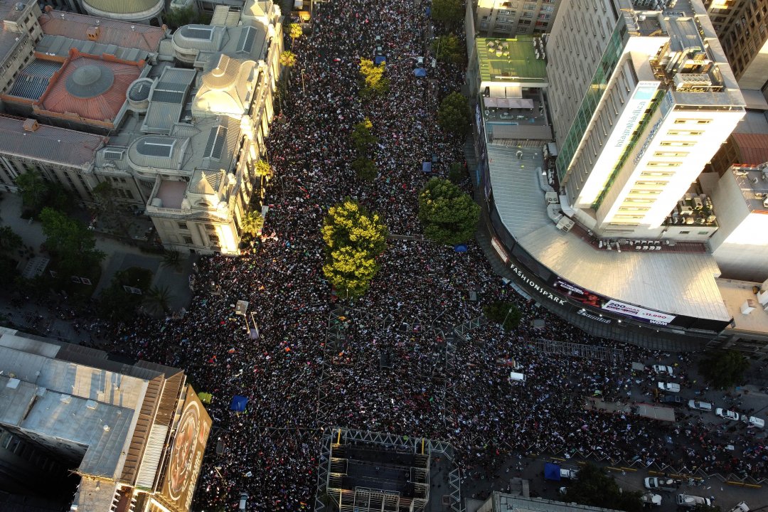 Vista aérea de las celebraciones por el triunfo de Gabriel Boric en las elecciones presidenciales.