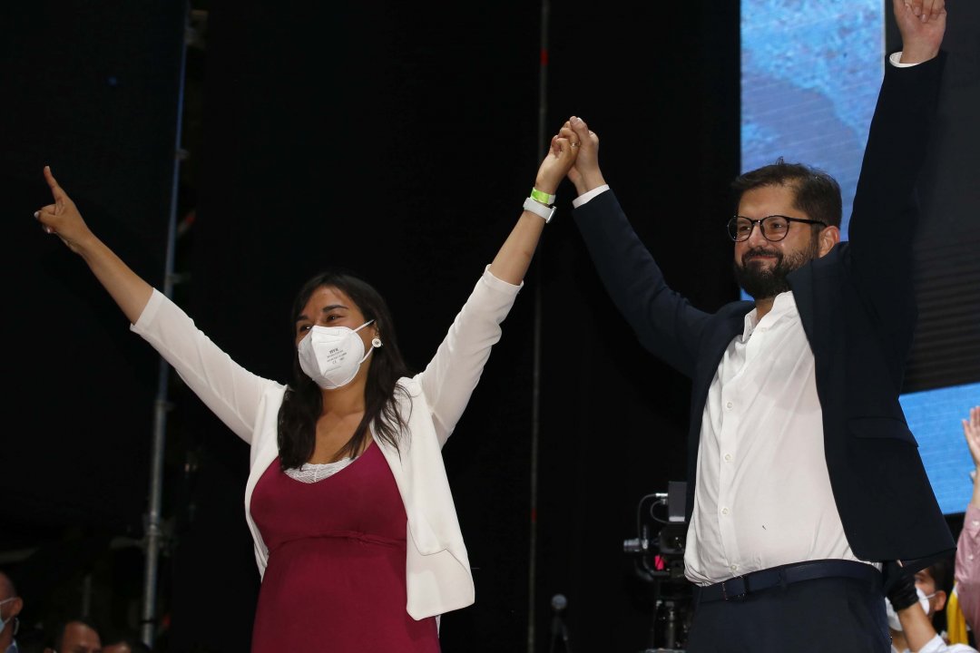 Gabriel Boric celebra junto a Izkia Siches.