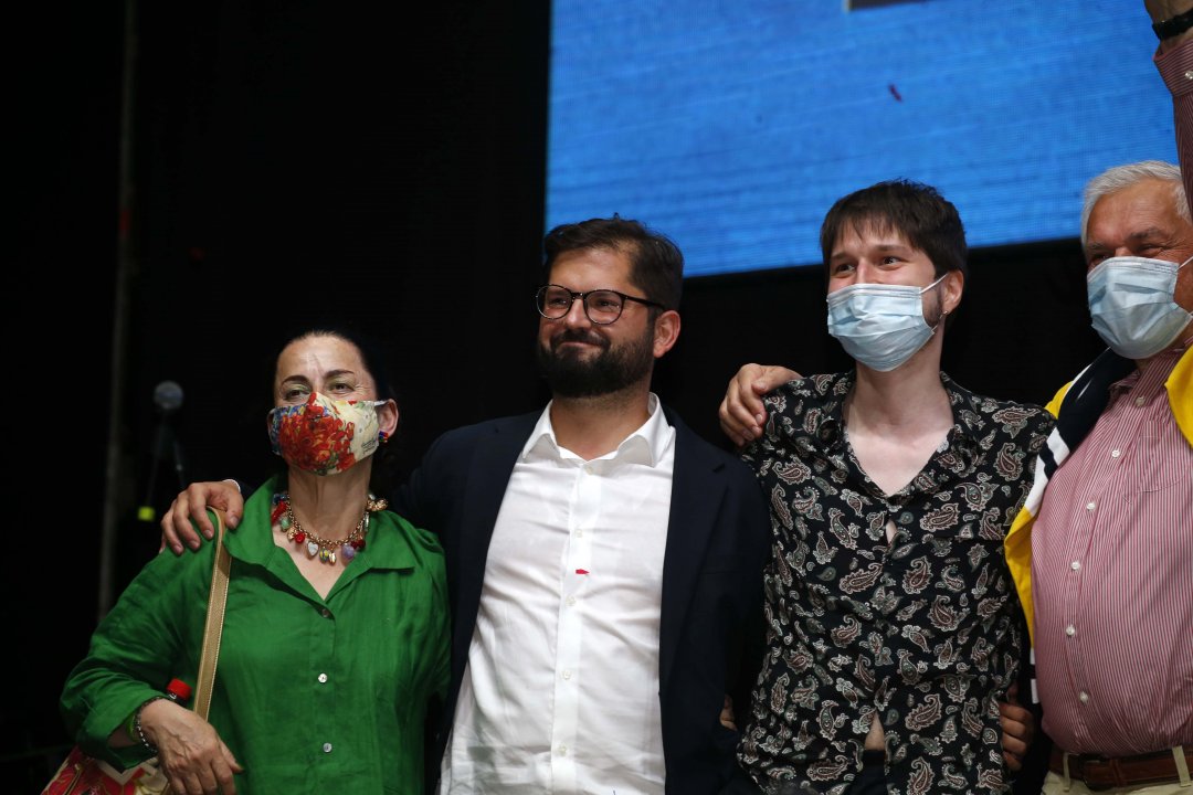 Gabriel Boric celebra junto a su familia tras dar su primer discurso como presidente electo.