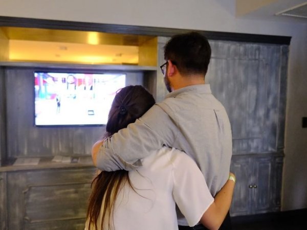 La romántica foto de Boric e Irina mientras veían el conteo de votos